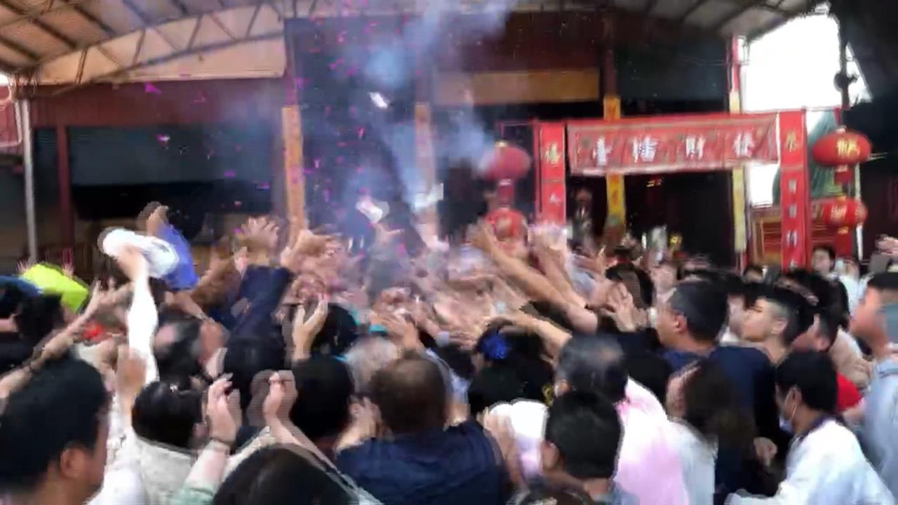 初四迎財神！　旗山財神廟發射「鈔票大砲」引眾人開搶