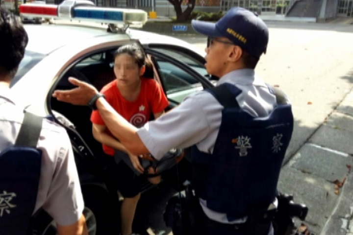 員警全副武裝在路上騎UBike？原來是要幫中暑的「她」