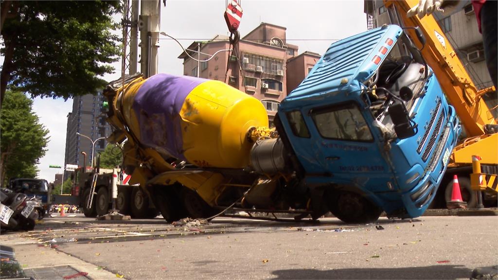 水泥預拌車轉彎失速 波及路旁汽機車