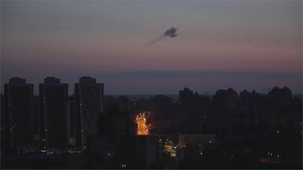 俄軍連2晚大規模攻擊　無人機、飛彈徹夜狂轟基輔