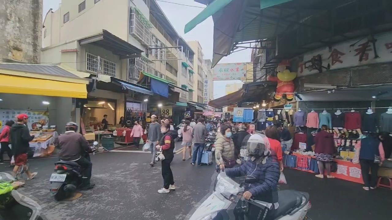 斗六街頭衝突！男拿交通錐桿作勢攻擊　另一人噴辣椒水