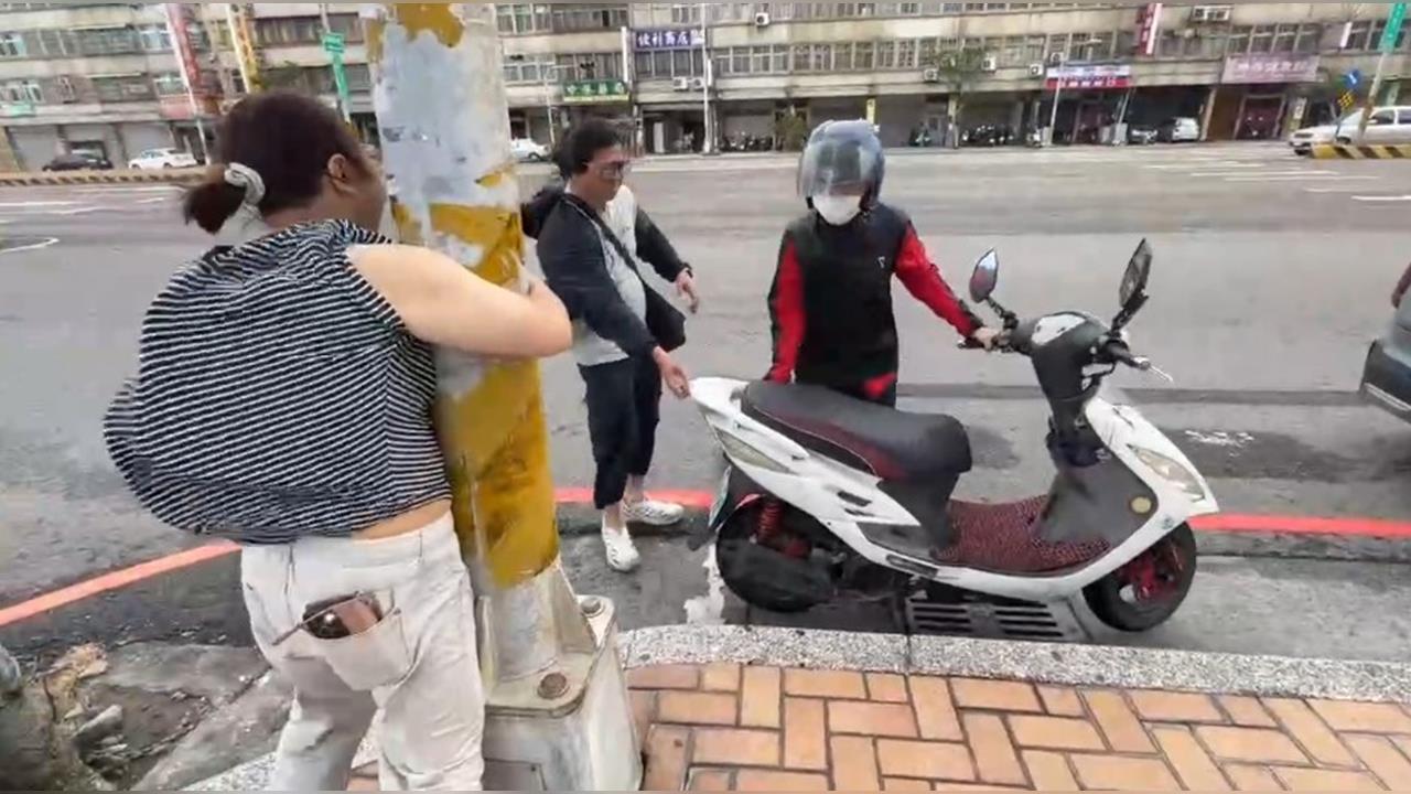 薔琵狂風太猛！梧棲騎士卡路中　《民視》記者幫牽車「緊抱電線桿」
