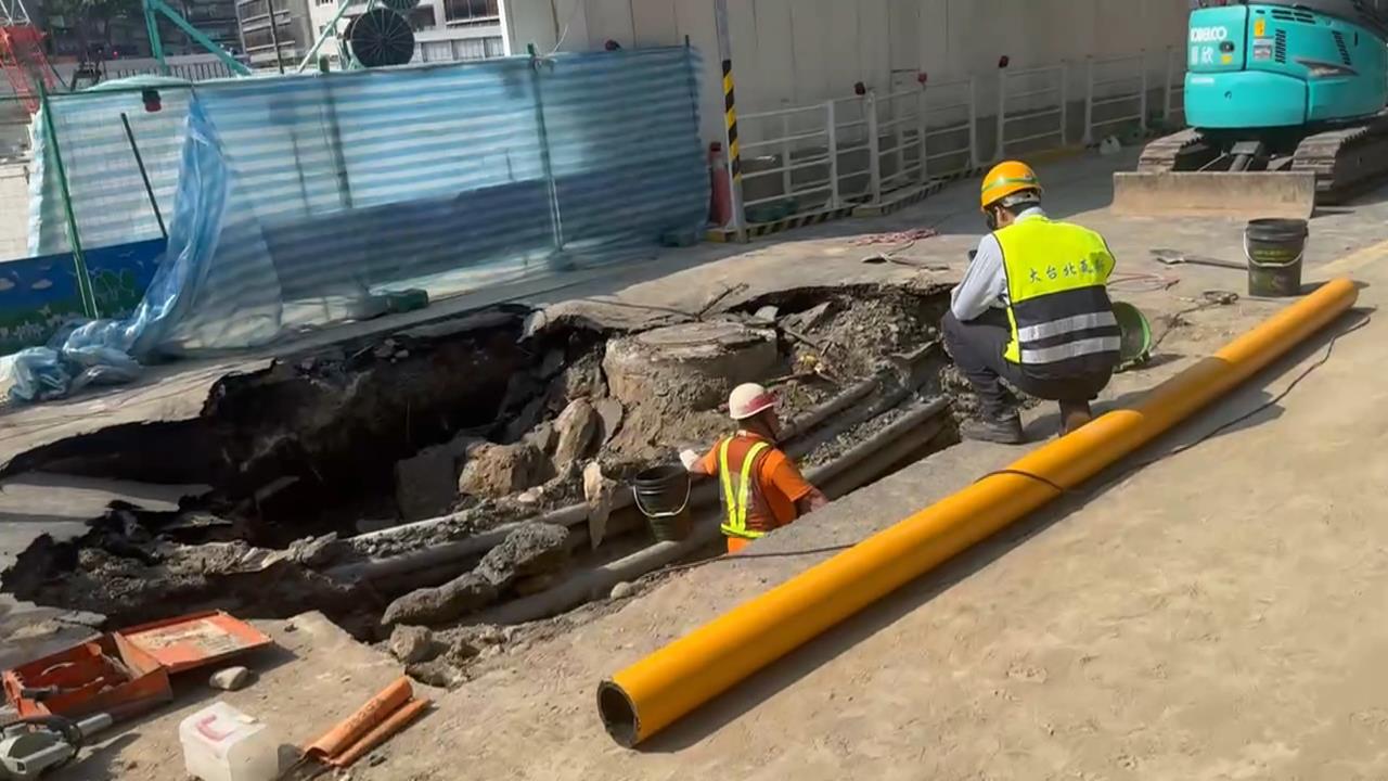 台北敦化北路現"天坑飄瓦斯味" 疑建案施工壓斷管線
