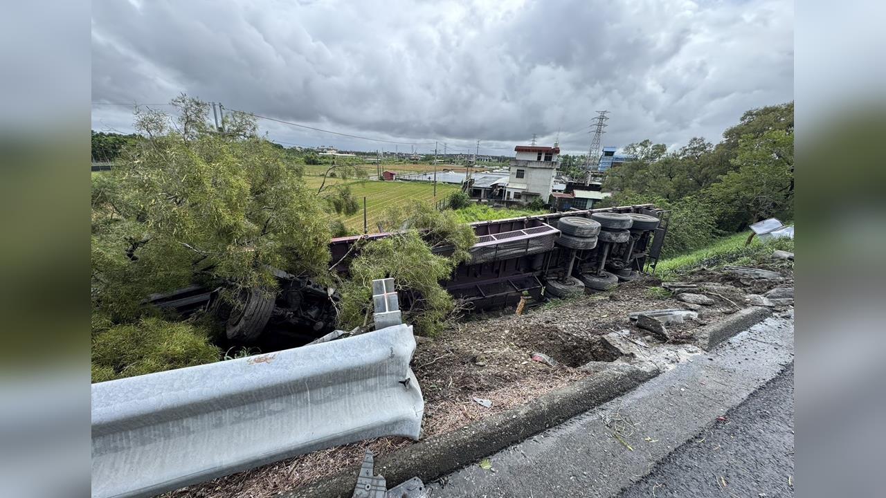 最新／天雨路滑又翻車！國3聯結車「衝下邊坡」　駕駛奇蹟僅輕傷