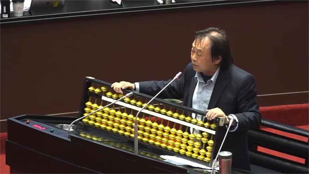 快新聞／總預算覆議遭藍白封殺！　王世堅送卓榮泰「超大算盤」喊：精打細算