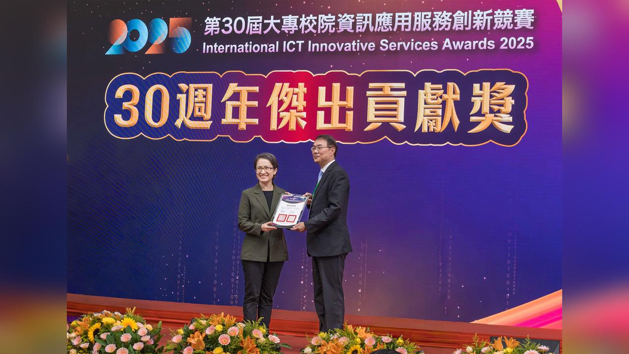 【淡江傳真】教育部資訊應用服務創新競賽揭曉 淡江獲「傑出貢獻獎」由蕭美琴親頒