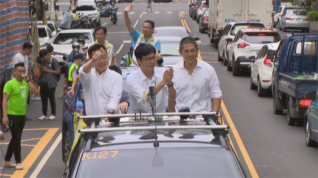 吳怡農陪陳其邁掃街拜票 批港府籲「高雄成香港人避風港」