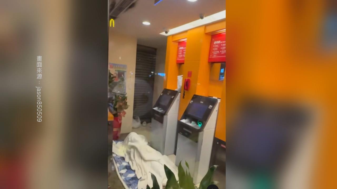 把銀行當旅館?遊民反鎖在內「自備枕頭棉被」呼呼大睡