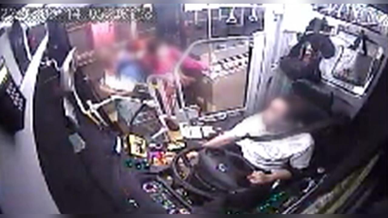 台中男「持菜刀」搭公車引恐慌　運將報警開往派出所不慎撞傷頭