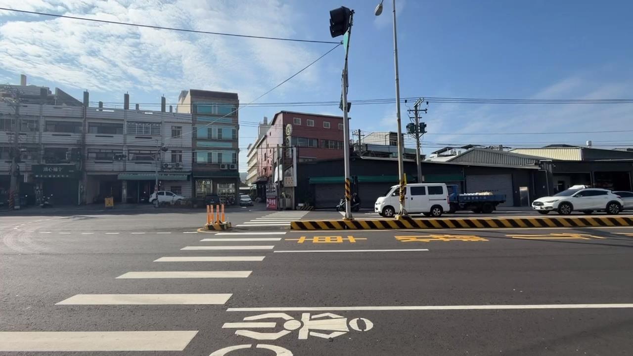 號稱全台最慘!!短短半年已發生11次 彰南路上庇護島又出「撞」況