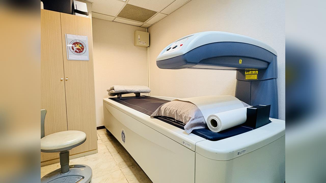 50歲乳癌婦人移機車竟骨折 醫揭「抗荷爾蒙治療」恐讓骨質加速流失