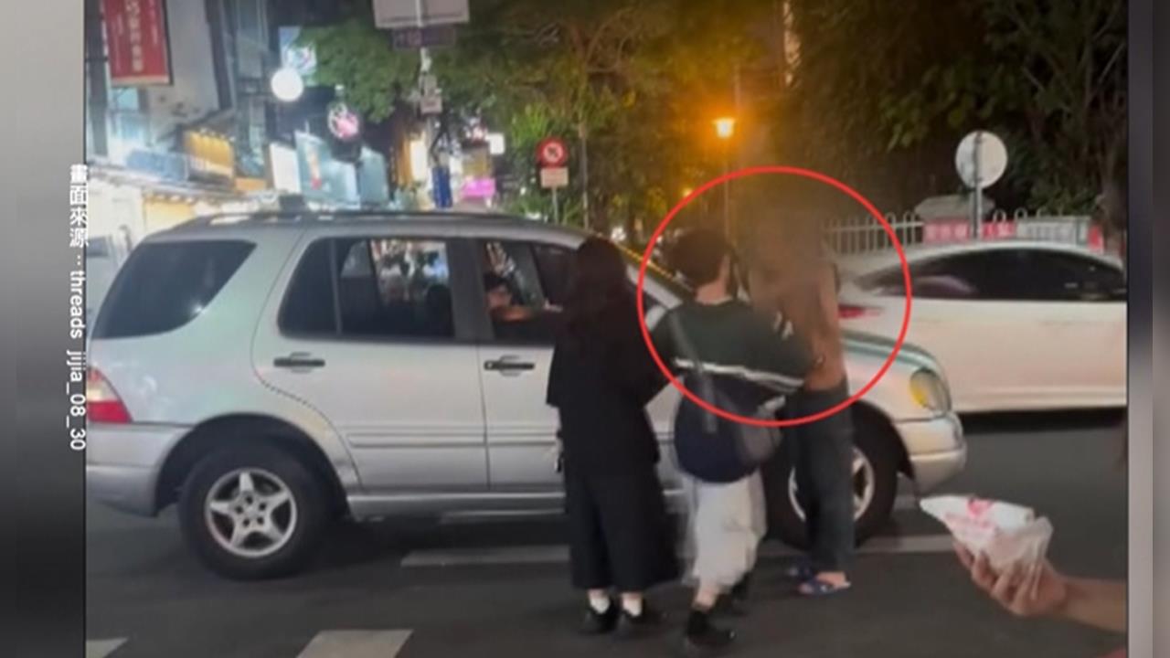 台中行人走斑馬線險被撞　駕駛不滿遭「拍車提醒」下車推人