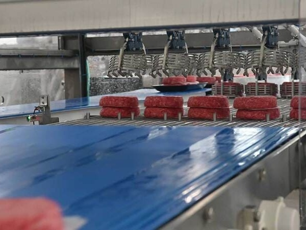 自動化切牛、AI算產率！嘉吉斥資9千萬美元打造未來牛肉工廠