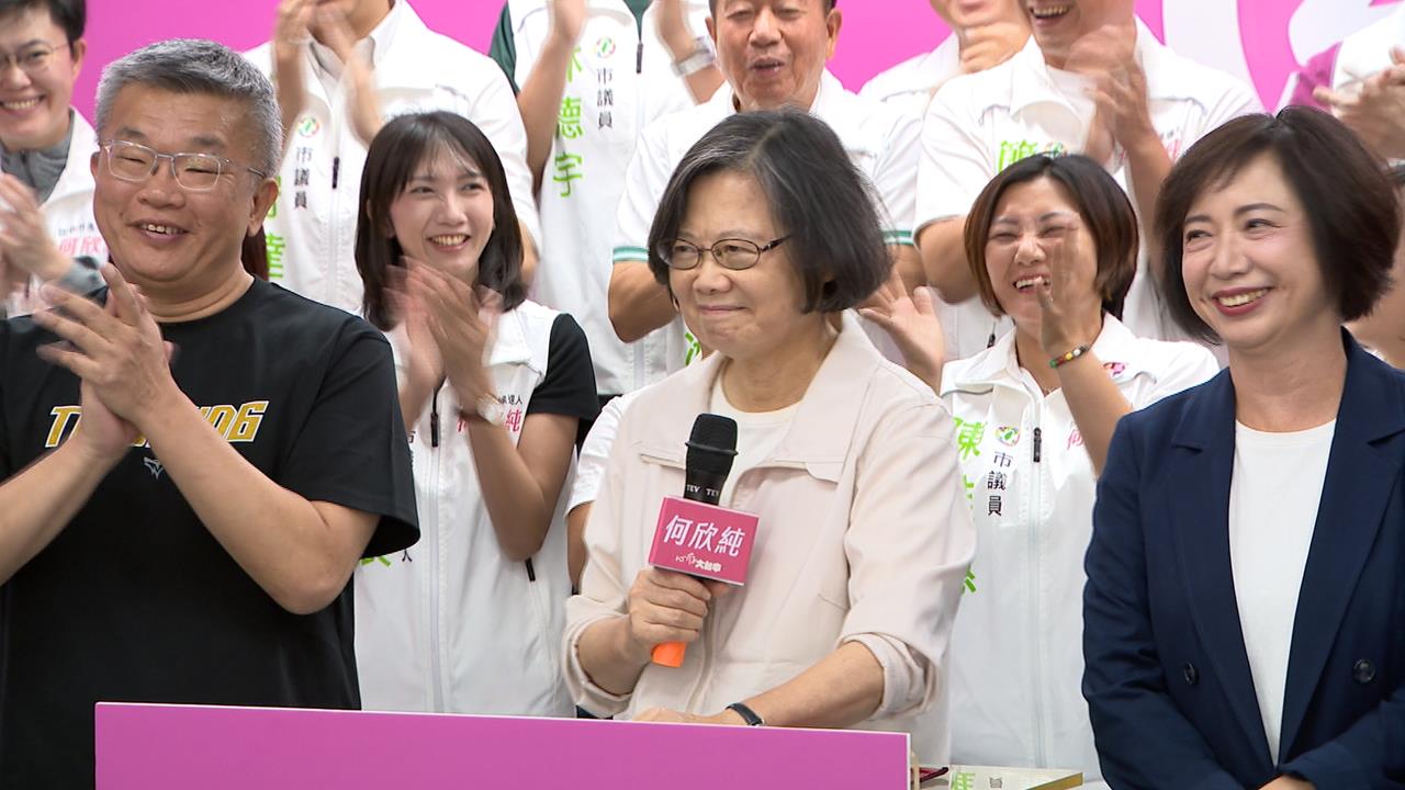 前總統蔡英文助攻何欣純　赴台中競選總部　披榮譽主委背心
