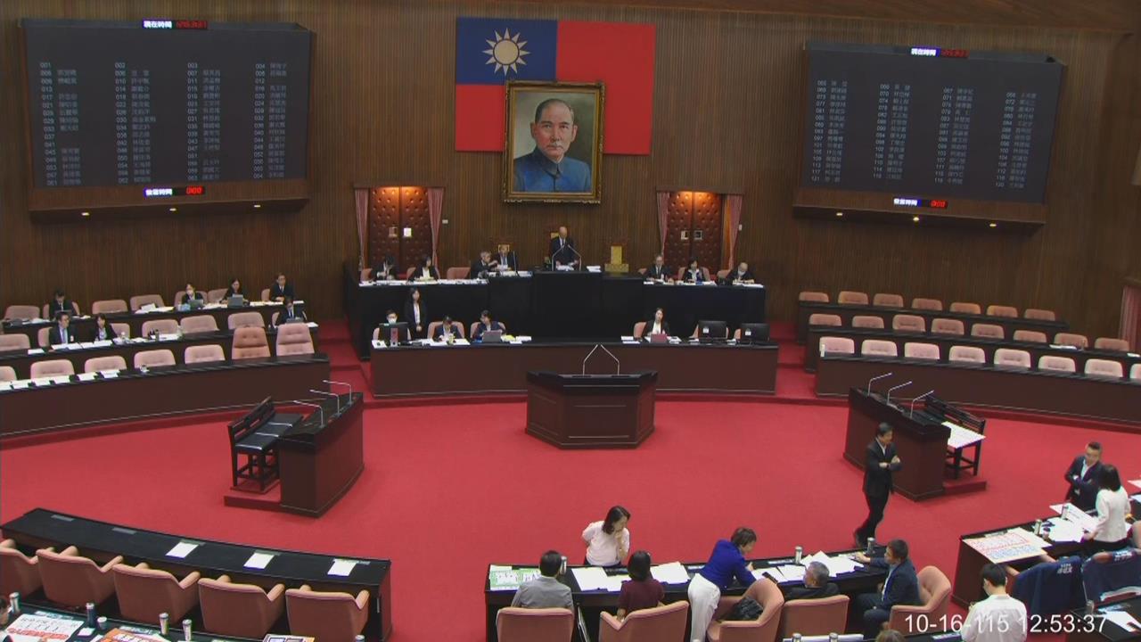 快新聞／恐債留子孫？藍白硬闖「這法案」　65歲以上長者免健保費