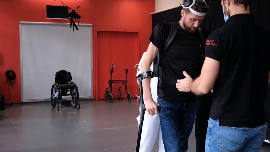全球首例！　癱瘓男子植入AI輔助　恢復下半身行動力