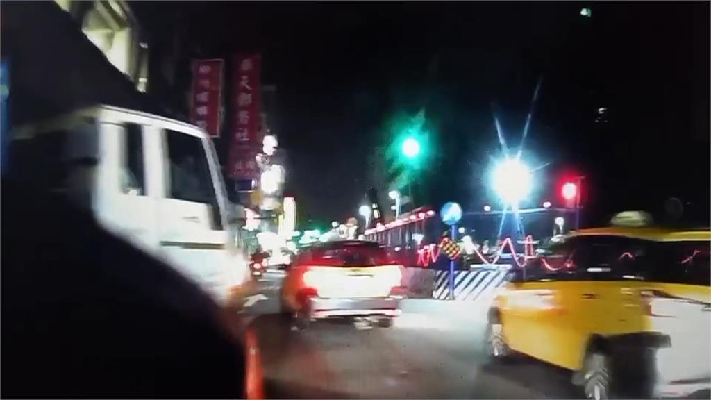 不滿計程車司機猛按喇叭　騎士理智斷線砸車噴辣椒水