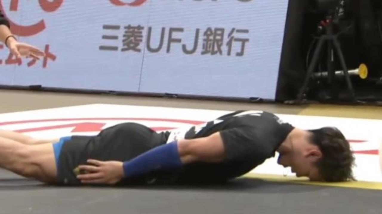 排球(影)／球砸到人怎辦？日本國手「高速彈射土下座」誠意道歉　網：要求婚嗎