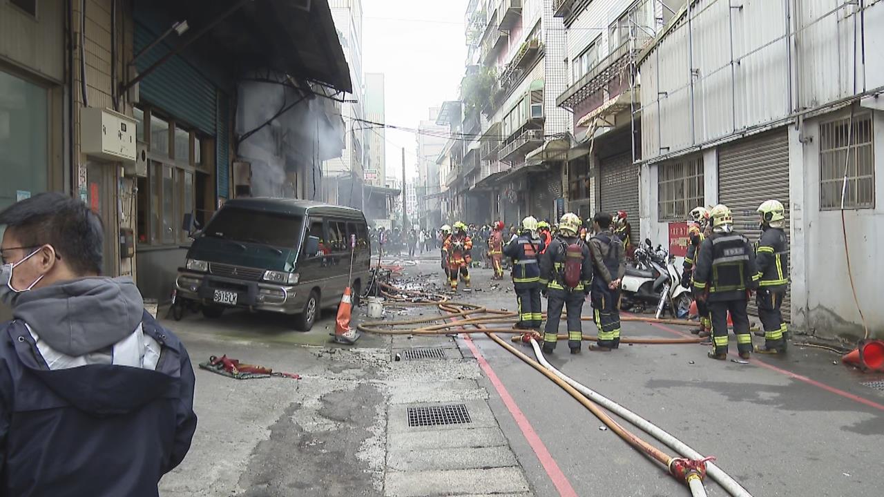 快新聞／新北三重工廠火警！消防救出受困頂樓4人　6人預防性送醫