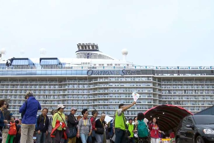 「海洋讚禮號」抵台中港 市府碼頭迎4千旅客