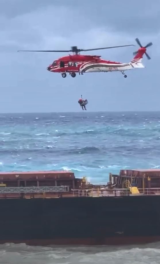 巴貝多籍貨輪擱淺蘭嶼　空勤直升機搏浪救出19名船員