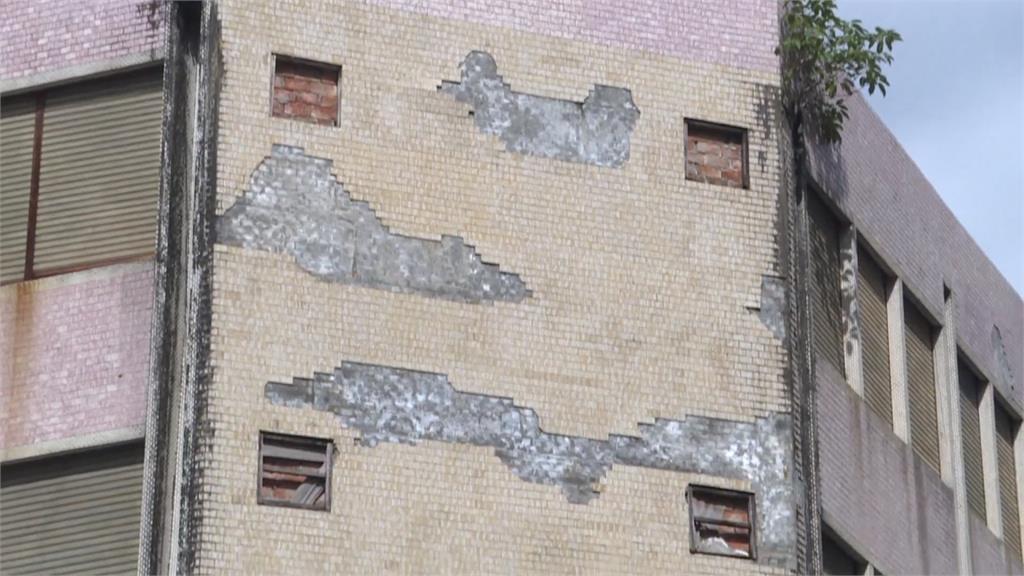 花蓮地震過後8個多月...50年危樓灑落瓷磚雨