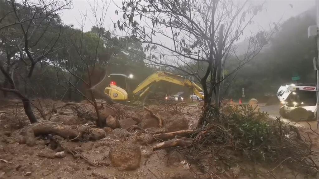 輕颱尼莎發威！　雨彈炸陽明山　道路土石坍方