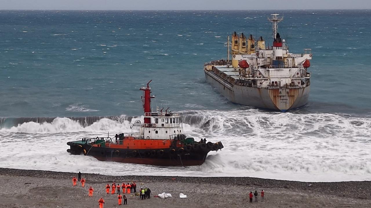 巴拿馬貨輪擱淺化仁海灘 拖船頂強風巨浪救援也擱淺