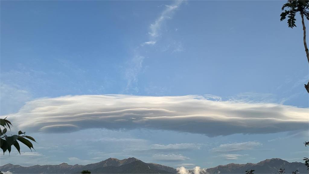 外星人要來了？南投天空出現多層「驚人飛碟雲」氣象署1句解釋