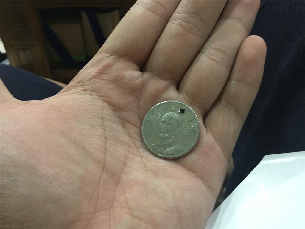 他撿10元硬幣驚見「神秘1小洞」上網求助　過來人曝神用途