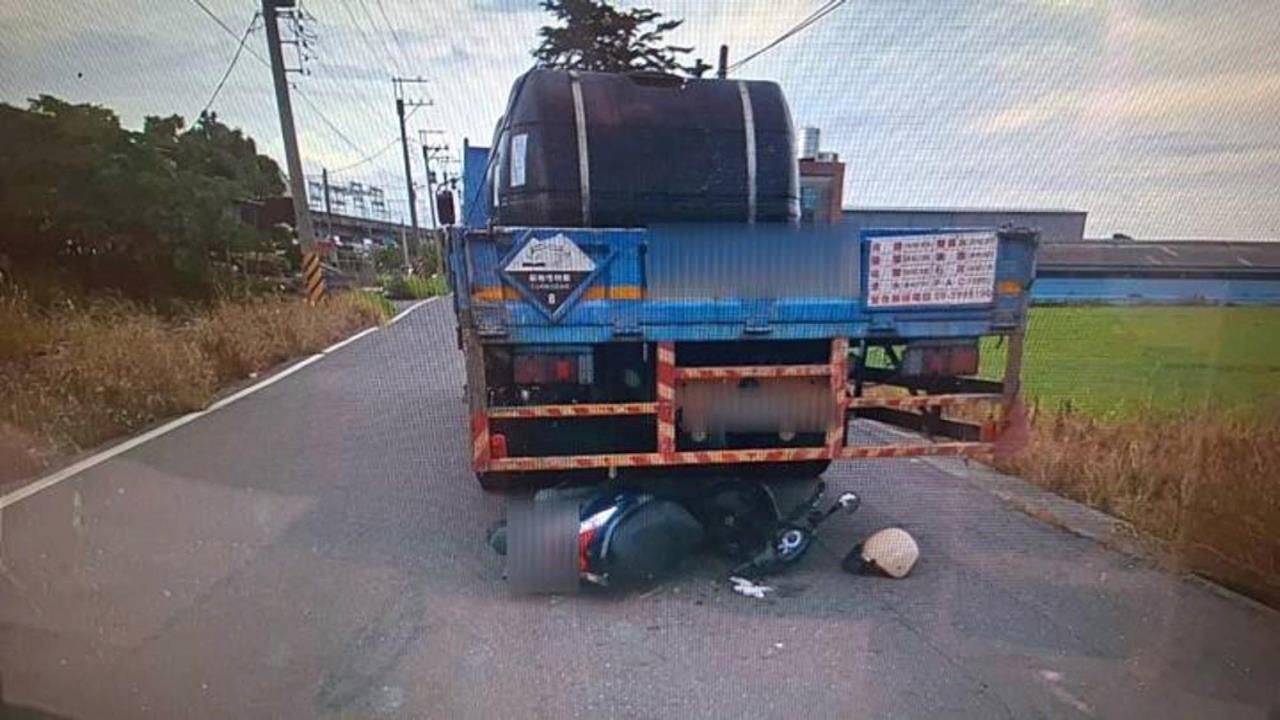 貨車駕駛倒車撞倒騎士　連人帶車拖行百米幸僅傷