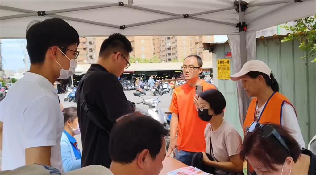 快新聞／又涉偽造文書？高雄罷綠委連署站遭搜索　雙方口角畫面曝光