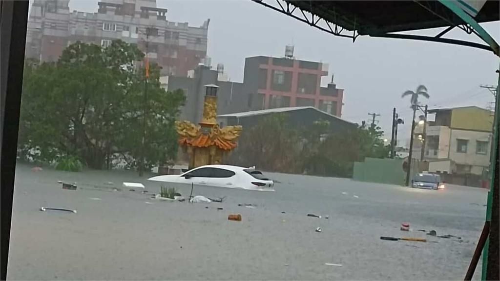 大雨狂炸「紫爆」嘉義縣!後潭平安宮泡水災情曝光⋯「水淹半個車身」