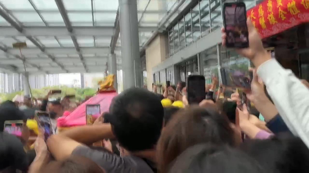 粉紅超跑進醫院! 贊境第二天為病患祈福人潮滿滿