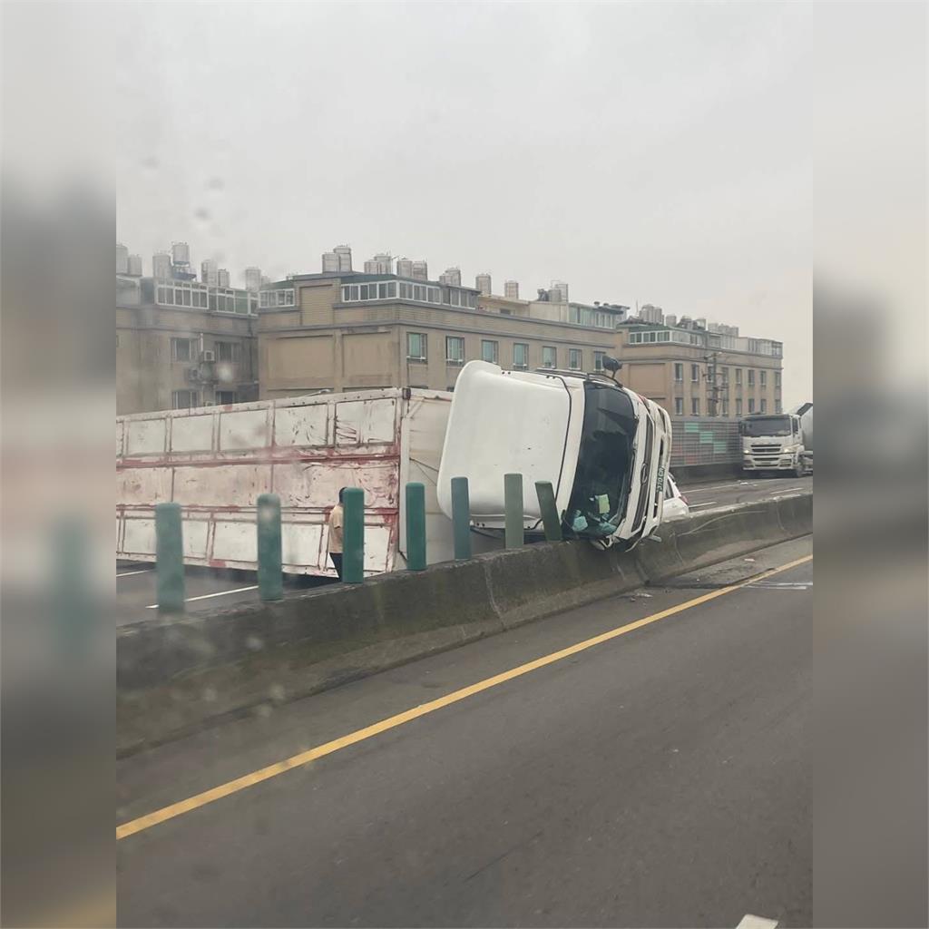 快新聞／台66線發生車禍！　「大貨車側翻車道」畫面曝光