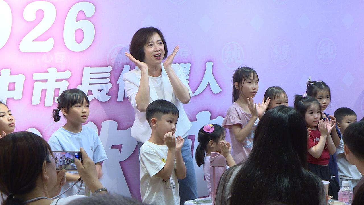 藍綠各自拚戰！何欣純端午搶親子票!　江啟臣玩陸上龍舟賽