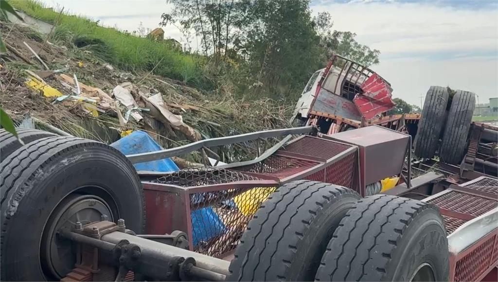 快新聞／國1嘉義鹿草路段發生車禍！　聯結車、小客車翻覆畫面曝光