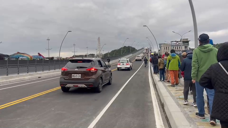 快新聞／南方澳大橋正式通車！　民眾「不怕冷」排隊搶拍見證