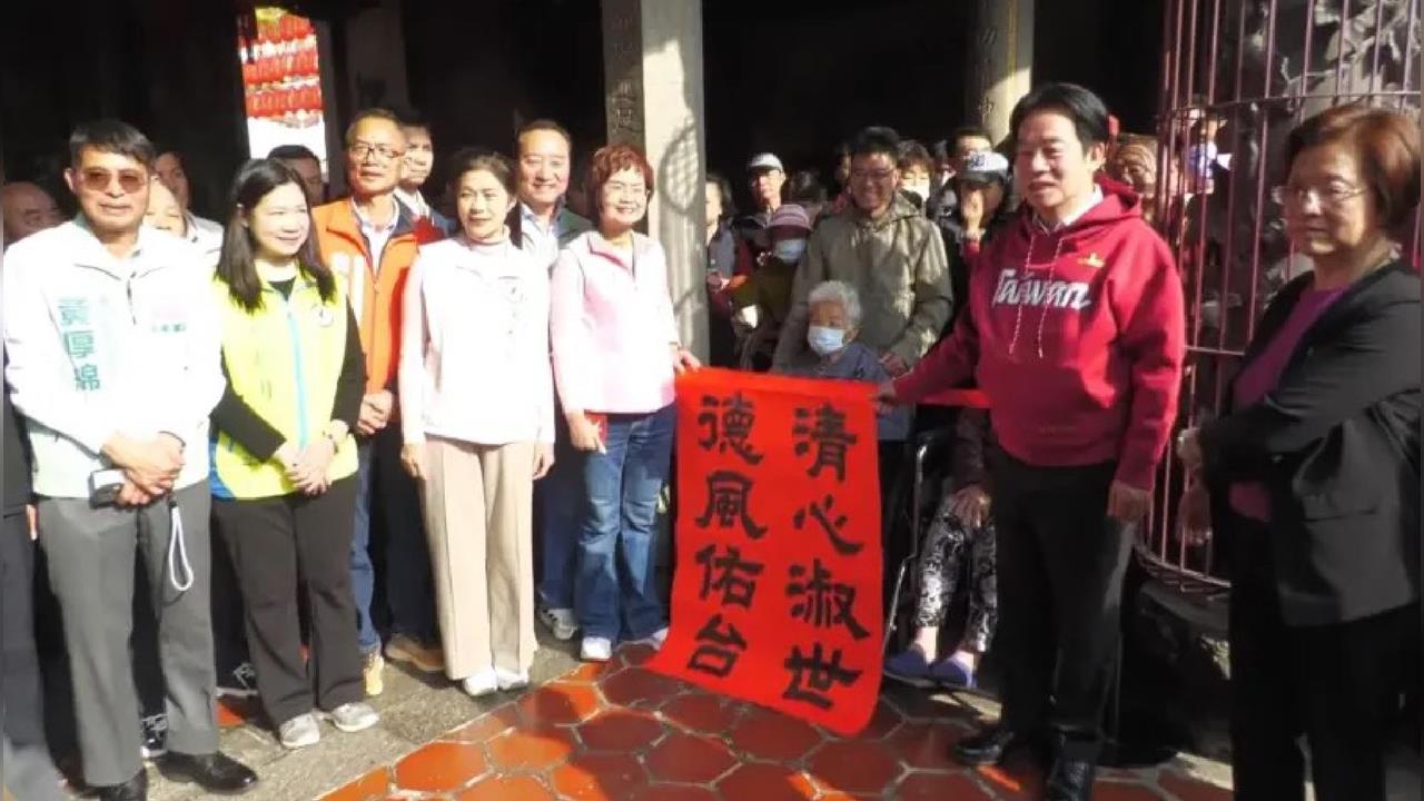 快新聞/我們選的總統最親民!賴清德鹿港發福袋 103歲人瑞嬤親贈墨寶祝福
