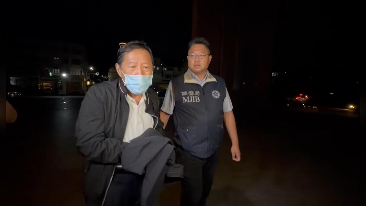 吳俊立今夜遭上銬拘提　竟喊「台灣無人權」：我要死在裡面