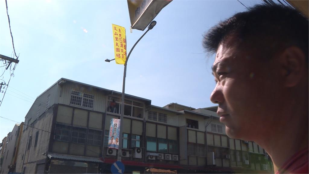 新竹候選人出奇招  旗幟放路燈最上面