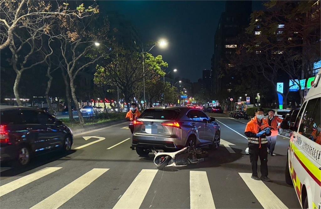 快新聞／台北天母路口發生車禍！　56歲外籍騎士被撞受傷