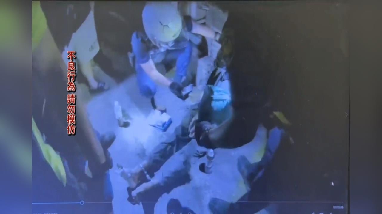 賊星該敗! 通緝犯躲警"卡浴室鐵窗"狼狽遭逮
