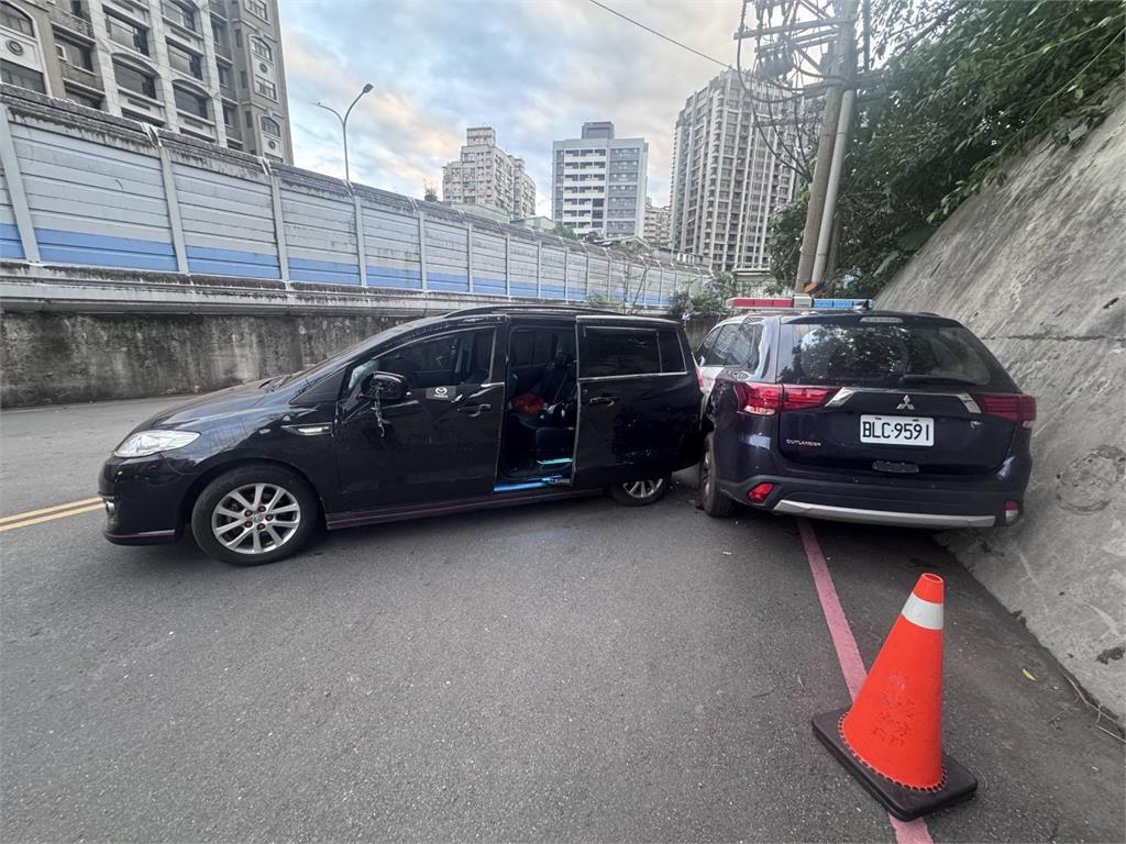 一波三折！休旅車疑搶快遭撞翻 //未拉手煞又撞警車