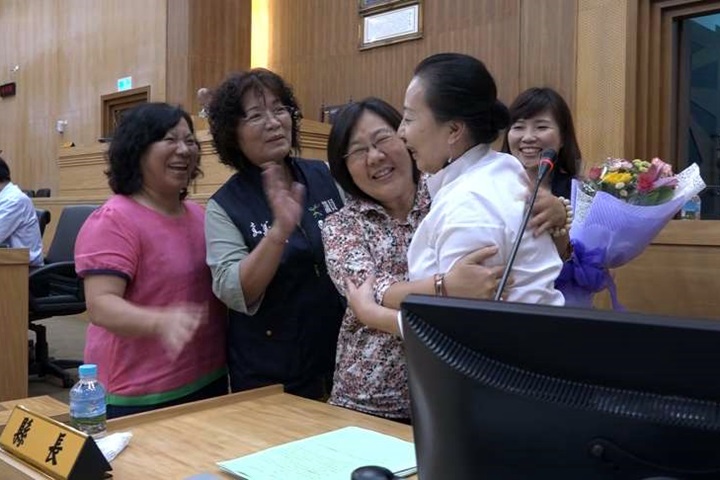 張花冠遭勾肩風波 藍綠女議員獻花打氣