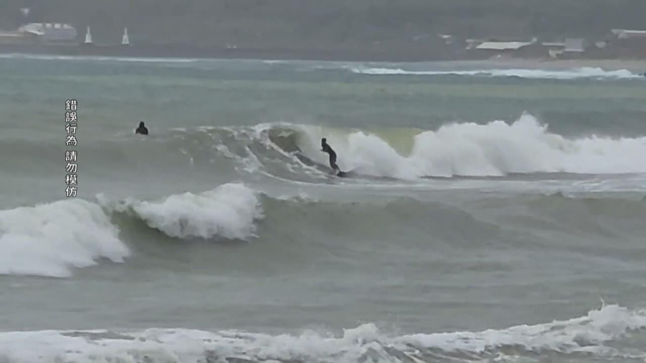 墾丁南灣驚見衝浪客衝浪　恆春停車場積水車主移車