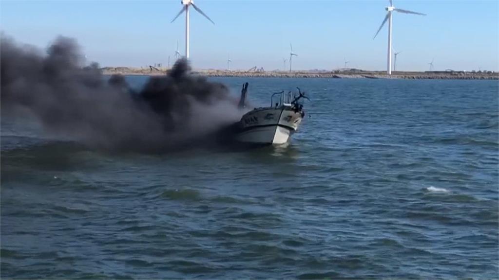 漁船引擎有怪聲下一秒竄火 船上3人獲救輕傷