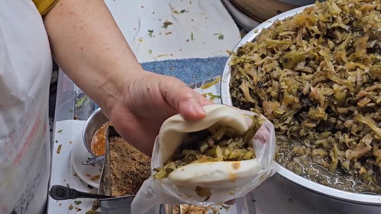 尾牙吃刈包象徵招財 廟口刈包一早大排長龍