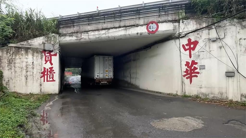 鷗翼車折翼？　開進涵洞下場曝光了