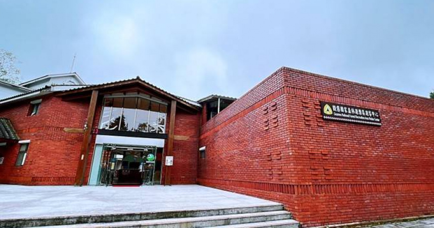 黑熊現蹤觀霧瀑布步道！山友嚇壞「轉身就跑」　林保署揭脫身方法
